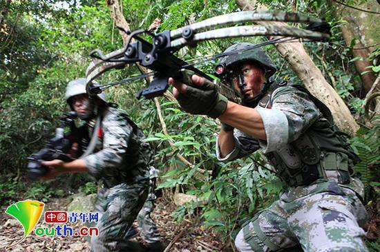 特种兵在演习中使用冷兵器制敌。