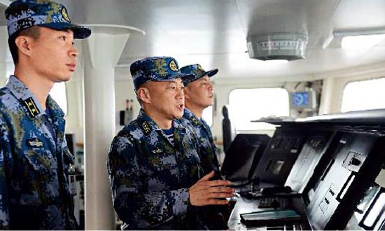辽宁舰原舰长张峥（左二）在组织航行训练。国防部网站