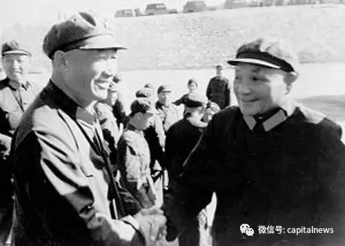 华北演习中邓小平与周衣冰(左一)握手