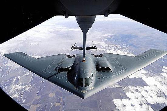 中国最新受油改进型轰6曝光 航程猛增可绕飞日