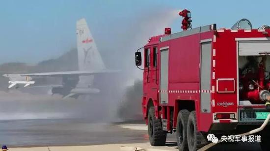 这是飞行员头盔记录仪记录下的