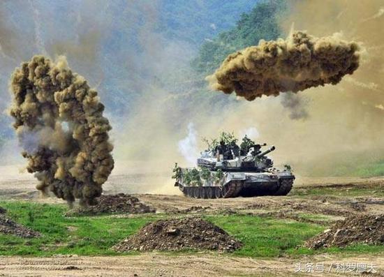 图片：韩国K1主战坦克在发射烟雾弹。