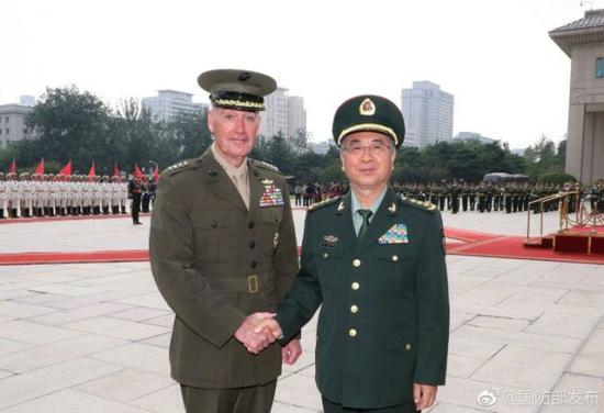 8月15日下午,中央军委联合参谋部参谋长房峰辉(右)为来华访问的美军参联会主席邓福德举行欢迎仪式。图片来源:@国防部发布