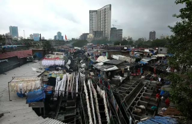 印度孟买贫民窟旁的千人洗衣厂