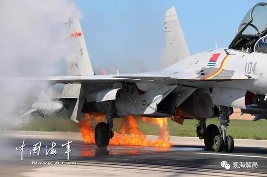 成功救回造价近4亿的歼15战机 这位飞行员啥来