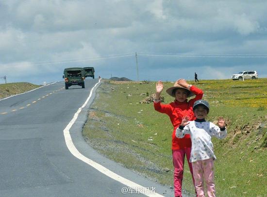 图为小朋友向解放军敬礼。 (来自:军报记者)