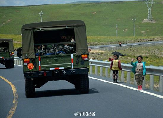 看着他们童真带来脸庞,驻训官兵心里散发着阵阵暖意,愿这群藏族小朋友茁壮成长,中国人民解放军欢迎你! (来自:军报记者)