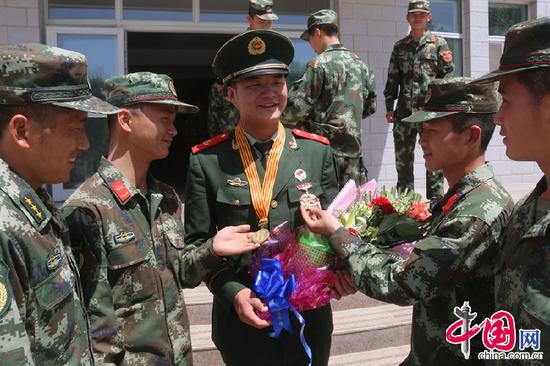 �񽱻�������ս�ѷ���ϲ�á� �����ж��ṩ��