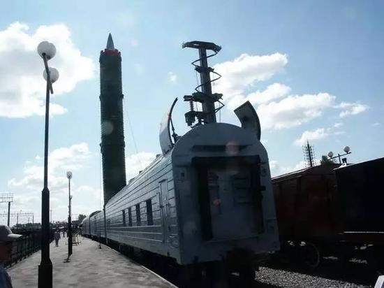 俄罗斯的导弹列车在起竖导弹