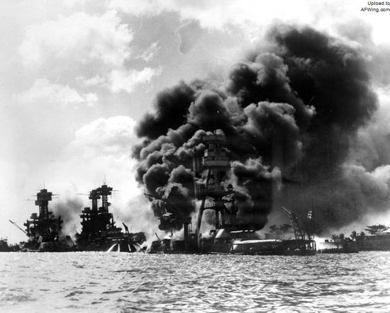 12月7日被袭击的珍珠港，燃烧的亚利桑那