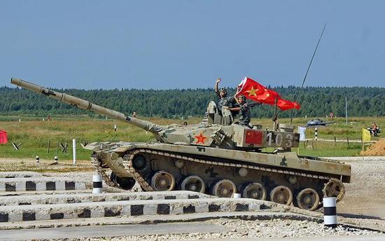 图片:中国96B主战坦克多次参加国际军事比赛,轻松碾压T-72B3、T-90S等先进第三代坦克。