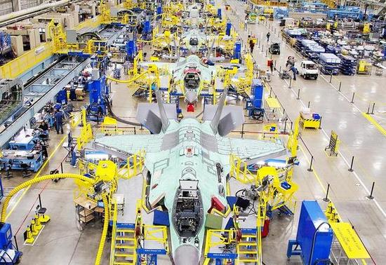 这也就是所谓的脉动生产线的魅力，为什么F-35号称能够日产一架，生产线不停的话，一年可以生产365架的恐怖所在。