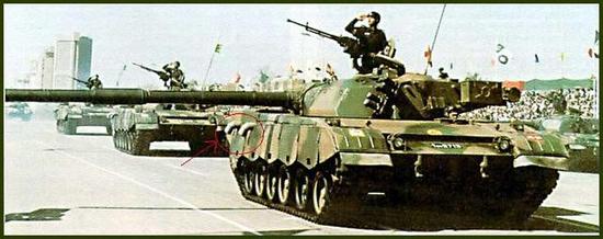 图片:巴基斯坦要求刚刚交付的85-IIAP坦克参加1992年的国庆阅兵,注意其发动机废气喷管加长了。