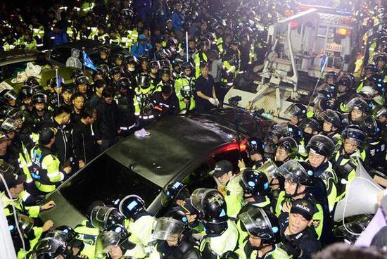 “萨德”部署前,400多名民众与8000多警察彻夜对峙