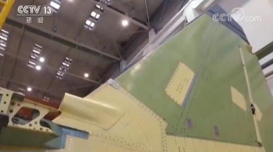 航空工业沈飞复合材料制造中心副主任 梁禄忠:这是在做我们的铺叠工序,你现在见到的是典型的一个航空复合材料。