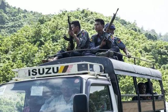 8月28日，在缅甸若开邦，警察护送联合国及非政府组织工作人员撤离。 新华社/法新