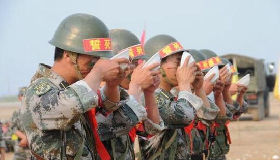 图片：中国某军校战时动员演练大碗喝壮行酒。