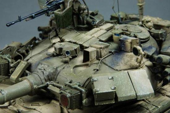 图片:T-90坦克顶部安装有“接触”-5反应装甲,但仍然不足以抵挡攻顶弹的打击。