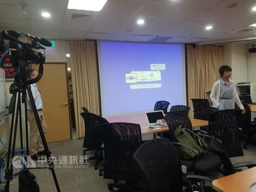 针对有媒体报道福卫五号卫星传回的首批照片全失焦、恐失能,台湾当局科技部门19日召开记者会对外说明。图片来源:“中央社”