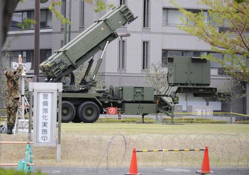 资料图片：2013年4月9日，在日本东京的防卫省总部，“爱国者3型”导弹发射装置停放在院内。新华社发