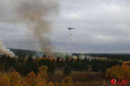 直升机吊桶迅速控制火势