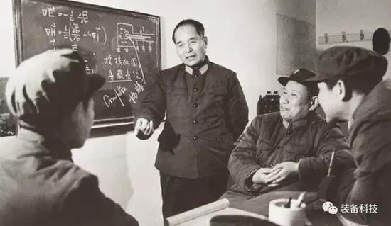 程开甲(左二)与科研人员探讨技术问题。