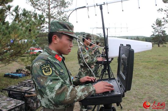 无人机升空观察火场态势,实时向前指传输现场画面