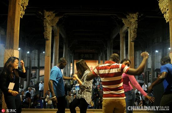 许多来到中国的外国朋友都觉得,中国不仅安全,而且中国人也十分热情好客。