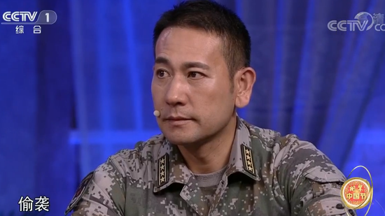 满广志:我们对红军的集结地域组织了偷袭。丁炜:(我用眼神杀死你)