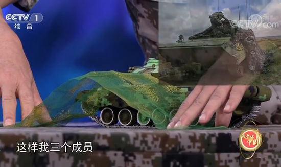 丁炜演示坦克车组成员睡觉方式,以保证以最快速度开动战车。