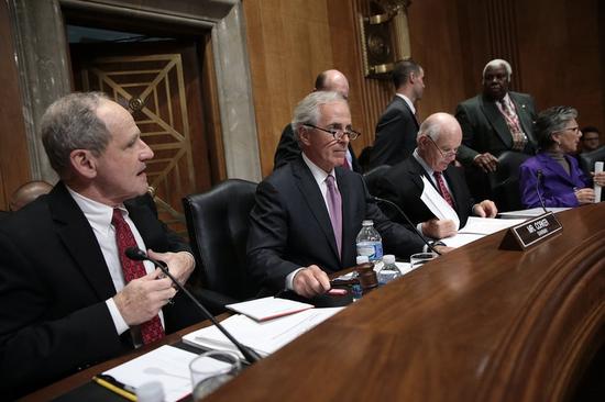 中间为鲍勃考克 现任参议院外交委员会主席 图片来源：美国防务新闻