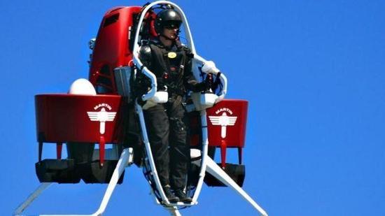 图片：立式飞行背包更像是一架单人直升机，飞行员不需要像喷气式背包一样负重。