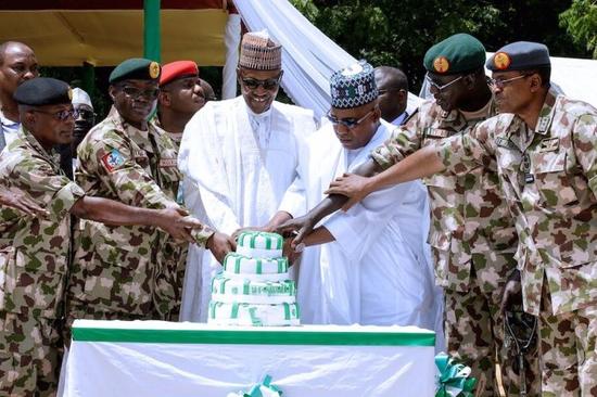 （尼日利亚总统布哈里（左三）庆祝独立日，图源：vanguard）