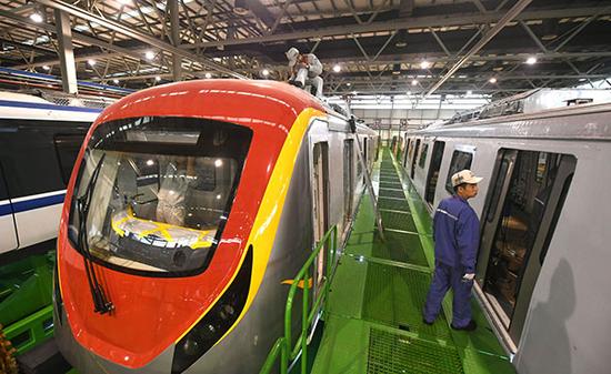 列车主色调使用了鲜艳的红色与素馨花的金黄色。如同花瓣形态的金黄色腰带以及肩带包围着整个车身。