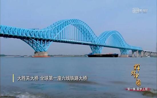 还有长江上的新枢纽——天兴洲大桥,光是高铁每天就要通过260多趟。