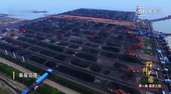 青岛港董家口矿石码头，有全球最大的40万吨级矿石码头。