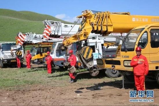 ��������˹˹̹��½������˾���й�ʯ�͹��ˣ��ڼ�����˹˹̹�������͵¸�����������ҵ��