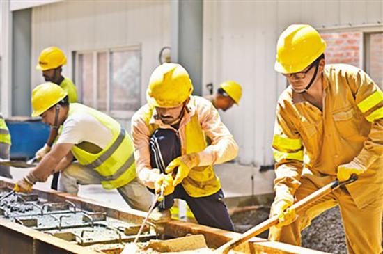 中巴两国工人在拉合尔橙线项目轨枕预制厂制造混凝土轨枕。 人民网资料图