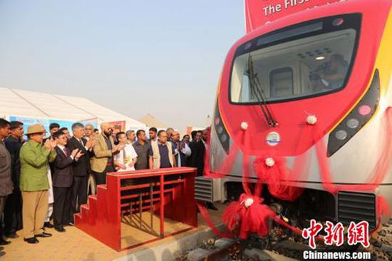 巴基斯坦迎来首列“中国造”地铁上线。 中新网图
