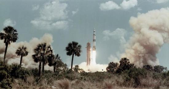 ▲资料图片：1972年4月16日，“阿波罗16号”飞向月球。（美国国家航空航天局）