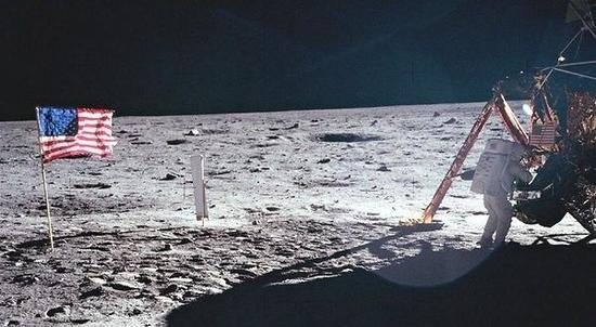 ▲资料图片：1969年7月21日，阿姆斯特朗在登月舱附近工作。（美国国家航空航天局）