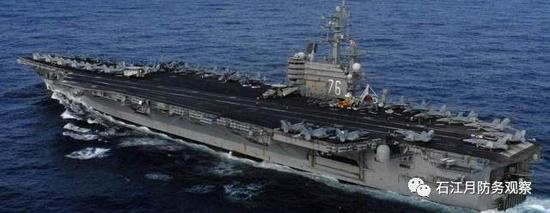 美国海军太平洋第七舰队的里根号航母正驶向朝鲜半岛海域。10月11日,里根号航母与日本海上自卫队一艘军舰在朝鲜半岛西南部的冲绳附近海域举行演习。此次演习正值朝鲜半岛局势紧张之际,日本海自在一份声明中表示,这次与里根号打击群的演习自周六展开,参与船只从分隔台湾及菲律宾的巴士海峡,航向较接近朝鲜的日本西南部岛屿附近海域。 但是,美国海军似乎觉得一个航母打击群还不足以威慑朝鲜。10月6日离开圣迭戈母港的美国核动力航母罗斯福号的行踪备受关注。美国海军仅表示,隶属于第三舰队的罗斯福号将被派