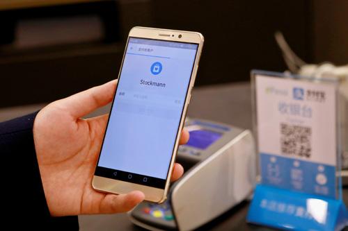 资料图片:芬兰最大百货商场引入支付宝新华社记者李骥志摄