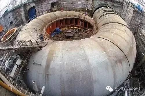 2005年12月7日,三峡右岸电站吊装完成的一台机组蜗壳,与大坝引水管相连,蜗壳中间是座环固定导叶 图片来源见水印