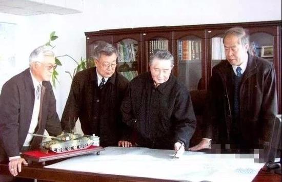 ▲中国三代坦克总师和几位副总师 照片左起:杜惠昌、傅宝玉、祝榆生、王哲荣