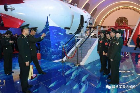 解放军代表参观“砥砺奋进的五年”大型成就展。记者冯凯旋摄
