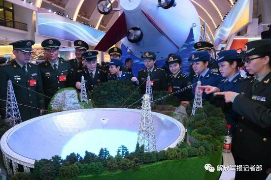 解放军代表参观“砥砺奋进的五年”大型成就展。记者冯凯旋摄