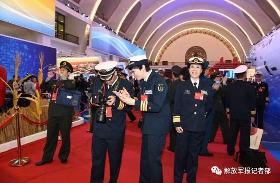 解放军代表参观“砥砺奋进的五年”大型成就展。记者冯凯旋摄