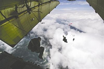 5月14日，空降兵参加救灾