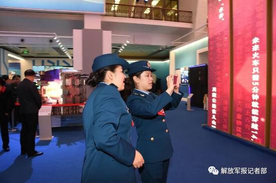 解放军代表参观“砥砺奋进的五年”大型成就展。记者冯凯旋摄